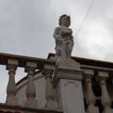 ...interrotte da una coppia di piedistalli su cui poggiano le statue personificate della Primavera...